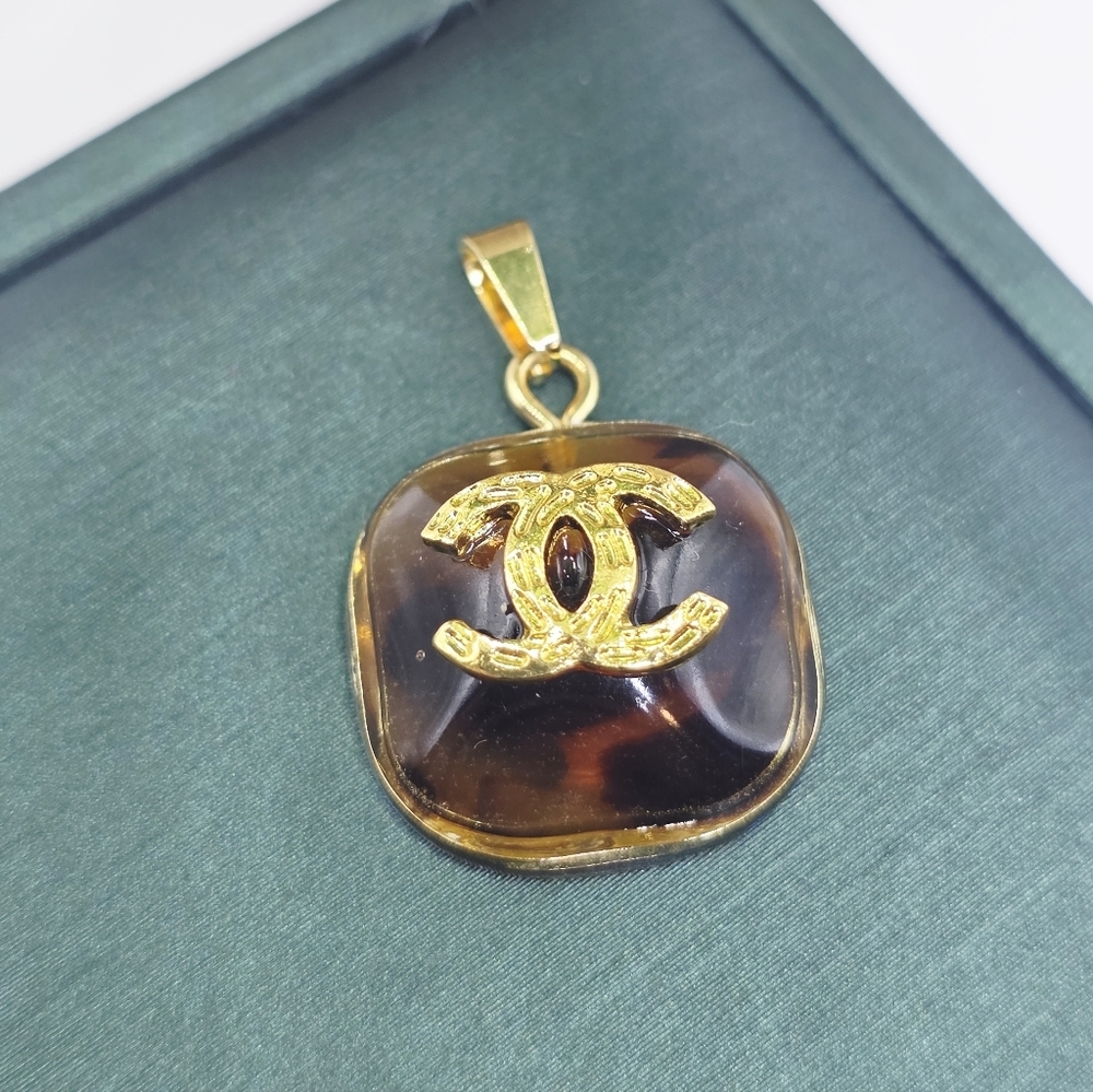 Chic CHANEL Gold and Brown Pendant Necklace